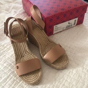 Tory Burch Bima 2 wedge in 9.5 makeup color